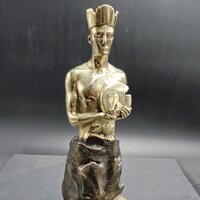 Die finale gegossene Statue des Käsekaisers