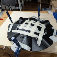 Sehr große Objekte werden in Teile zerlegt und mittels Azeton verklebt