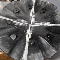 Spalten und Unebenheiten werden mit Spachtelmasse behandelt