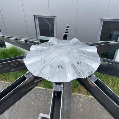 Die fertig montierte Abdeckung des Sonnenschirms