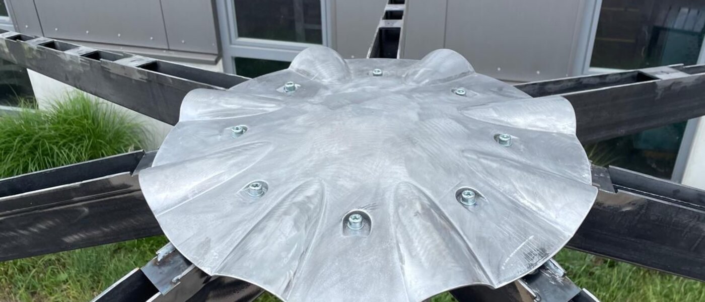 Die fertig montierte Abdeckung des Sonnenschirms